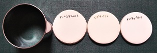 粘土板をクッキー型で抜く