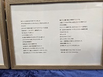 赤ちゃんを産ませて育てていました。本当に沢山の赤ちゃんを大人にして巣立たせました。その中で、父の人生で最長を過ごしたアロワナという古代魚、名前は金三、通称金ちゃん。青い色はとても珍しい。この子が現れてから父は他の熱帯魚たちを少しずつ人に譲って、この子だけを大切にするようになった。古代魚は神秘的だ。知能は高く、東大の研究では日本語だと3000単語理解するという。姉の産んだ４人の可愛い赤ちゃんたちを水槽のガラス越しに全員あやして育てていたし、妹が水替えをしていたら甘えて近寄ってきて「撫でて。」と腕に絡んで催促するような、人懐こくておよそ魚とは思えない生き物でした。それと同時に、ワシントン条約に引っかからないという証明書と車一台分のお金がないと手に入らない高級希少種でもありました。金ちゃんは20年も生きてくれて、金ちゃんが亡くなった時、父は一旦熱帯魚との暮らしをやめました。死後は剥製になって父の側にずっといてくれた金ちゃん。今頃水槽の隔たりなんてないところで一緒に泳いだりできてるのかなぁ。