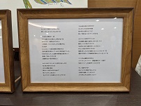 あれ？もしかして、母が１人になっても淋しくないようにしたんだろうか。月下美人は数年に一度、それも満月の日の夜にしか咲かない花。「死ぬまでに一度咲かせてみたい。」と突然買ってきてわたしたちを驚かせた。宣言通り、亡くなる３ヶ月前に開花を実現させた。父が大阪で仕事をしている日に咲き始めてしまい、息巻いて帰ってきた父を幻想的な白い花が出迎えた。わたしはそこにいることは叶わなかったが、母と姉と妹が言うには、まさに神秘の極み、夢のような香りが立ち込めて、咲いてからしぼむまでまるでひとつの芸術のようだったそうだ。これは多分考えすぎだけど、もしかしたら自分の死後、花の好きな母のところに咲いて現れるつもりだったのかも。もちろん生き物だけじゃなく、父は最期に遺影と遺作も自分できっちり制作してから旅立ちました。父以外に自分で遺作を作った人なんてわたしは見た事がありません。最期に作ったものが遺作になるんじゃないの？（笑）　遺影の写真だって普通、家族が選ぶんじゃないの？（笑）　ここにある遺影は父が自らスタジオとカメラマン（霜越春樹さん）を選び、写真とフレームを選び作ったものです。そして遺作ですが、なるべく早く発表できるように今家族で頑張っていますので、どうか楽しみにお待ちください。