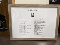 お父さんの時計。父が進学した大阪の高校には、日本に一校しかない「時計科」という科があったそうです。今ではもうないその科に進学した父が高校で学びながらひとつだけ作り上げたのがこの時計です。経済的理由もあって高校を一学期で中退してプロドラマーの道を選んだ父。大阪から横浜へ引っ越してもずっとずっと側で秒針を鳴らしていたこの時計。数年前にゼンマイが壊れて押し入れにしまわれていたのですが、自宅療養に入った父が急に「あの時計はワシが高校に行った唯一の証や。直してまた一緒に過ごしたい。」と、わたしたちにお願いしてくれた。「余命宣告されてる父の願いや想いはどんなものでもなるべく叶えたい。それは早くしなきゃ！」と、姉がかなり昔のボンボン古時計を直せる、なかなかいない修理業者さんを探しに探して優しい職人さんと出逢い、丁寧に磨かれて無事完全復活して父の元へ帰ってきました。あの有名な童謡のように、亡くなる時も家族と共に側で見守りました。死亡時刻を決めたのもこの時計でした。あの有名な童謡のように、100年休まずにチクタクチクタク。ねじ巻きは残されたわたしたち家族に任せてね。お父さんと一緒にこれからも時を刻んでいくから。